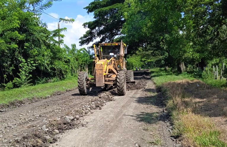 Riopaila Castilla apoyó el mantenimiento de 78 kilómetros de vías rurales en Valle y Cauca